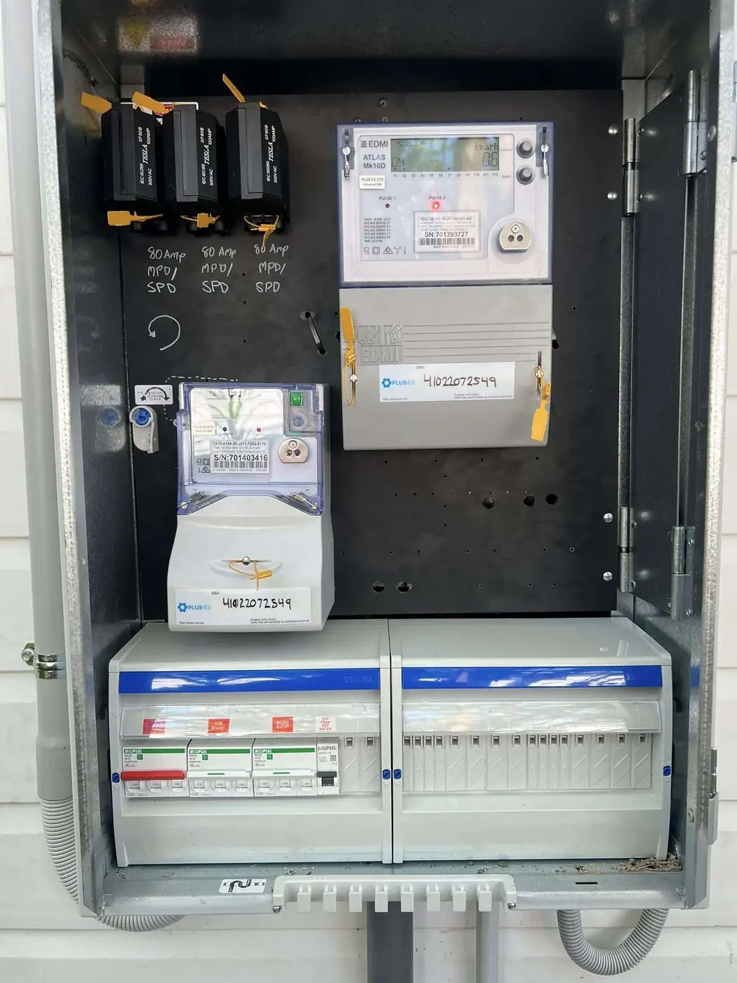 Metering and protection in the cabinet
