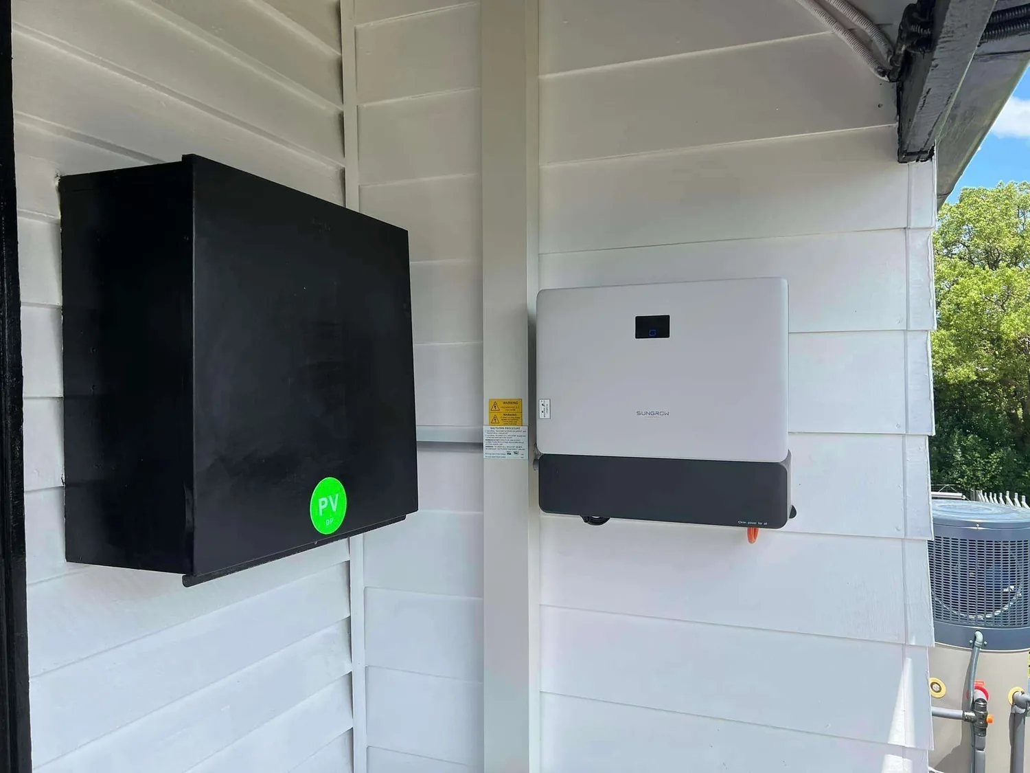 Home battery and inverter mounted together
